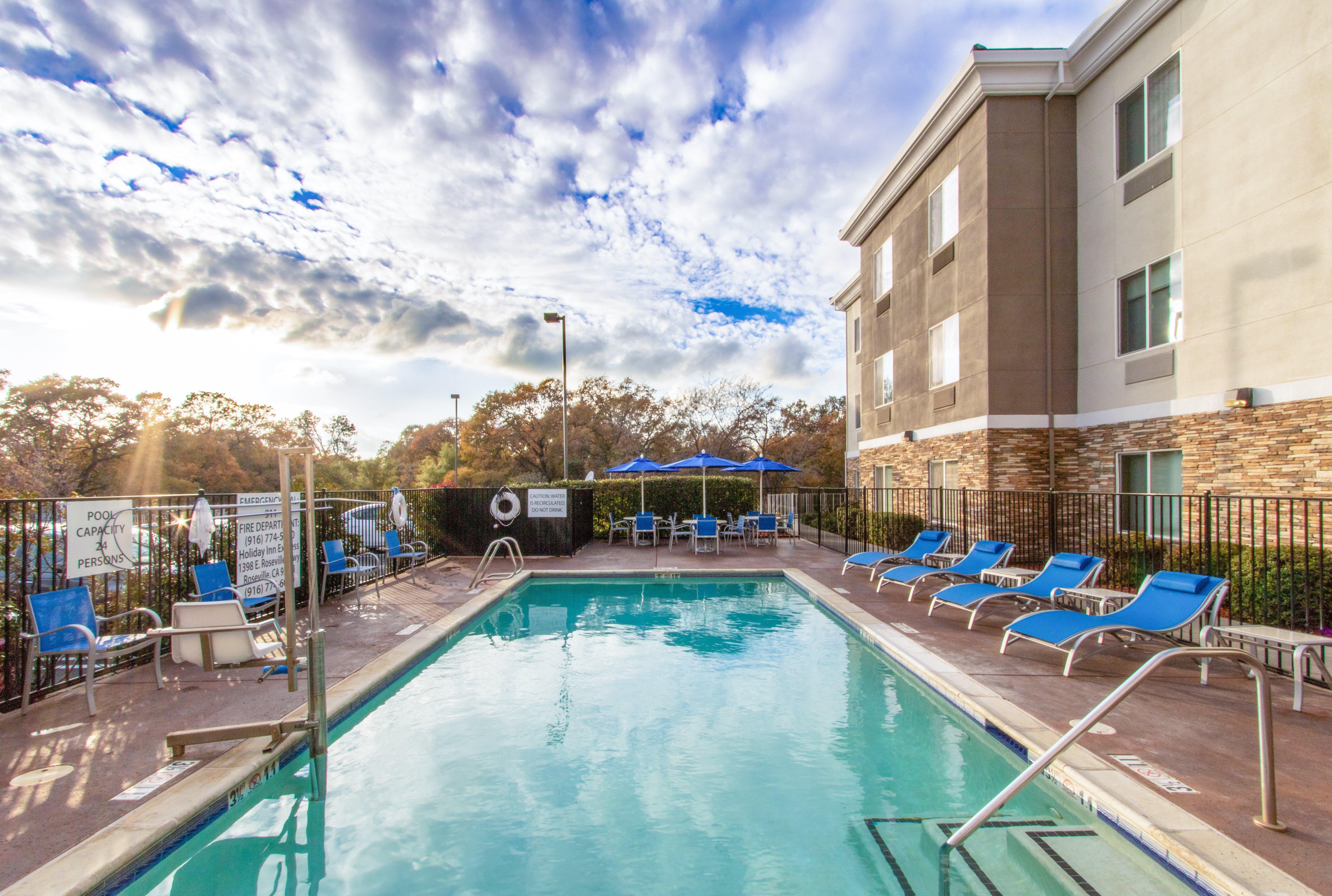 Holiday Inn Express Hotel & Suites Roseville - Galleria Area, An Ihg Hotel Bagian luar foto